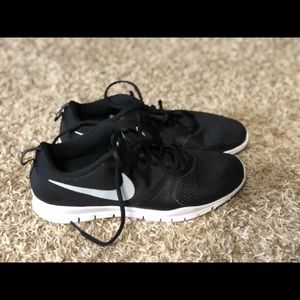 Women’s Nike tennis shoes